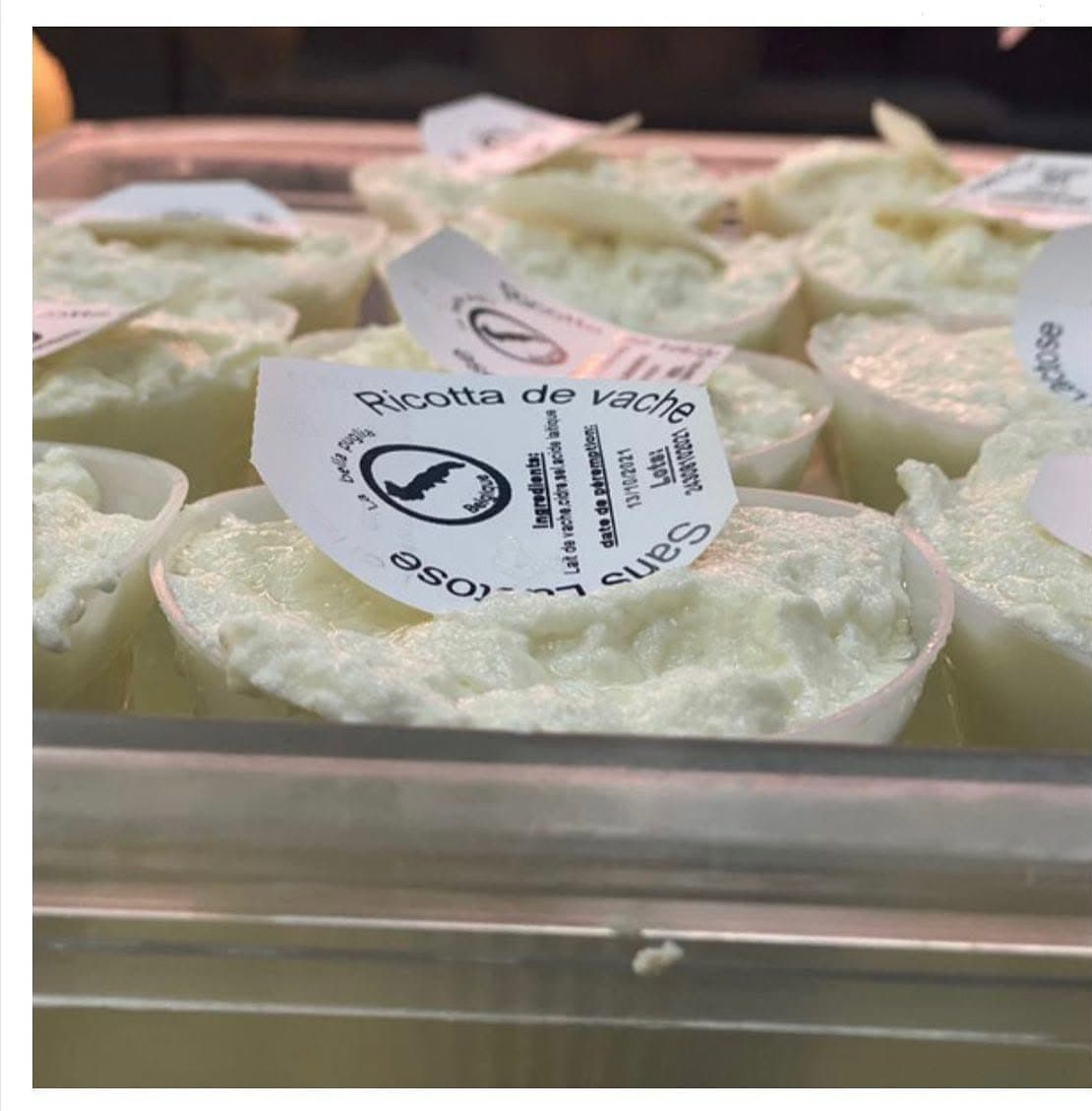 Des ricottas en faisselle, chacune avec son étiquette « Ricotta de vache, sans lactose » au logo de La Bella Puglia